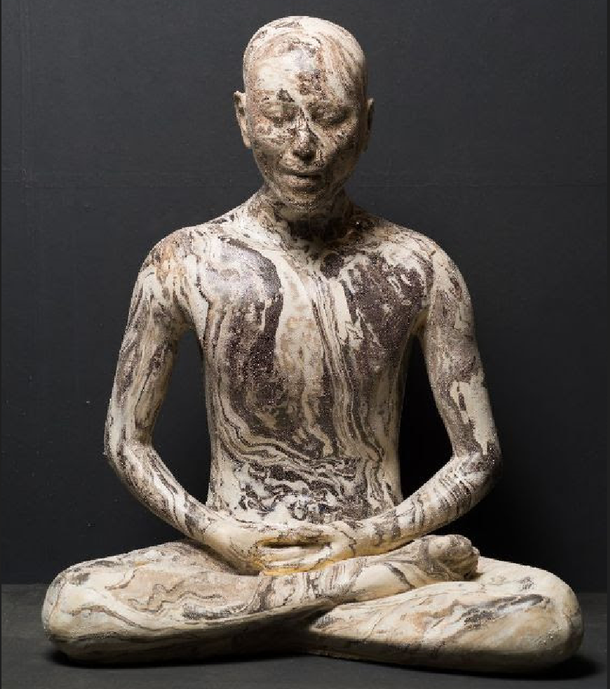Kondō Takahiro: “Wave” (Ridakushon: “Hadō”) 2017. Porcelana negra, gris y blanca moldeada y vaciada marmoleada bajo esmalte transparente y “Silver Mist”; reparación de laca dorada kintsugi. 31 1/2 × 25 5/8 × 17 3/8 pulgadas. © Kondo Takahiro. Foto: Richard Goodbody.