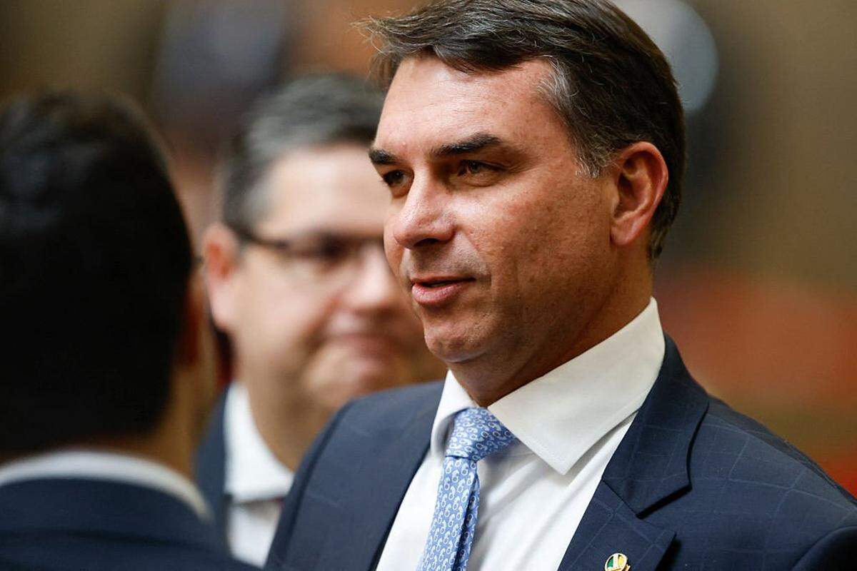 El senador Flavio Bolsonaro, hijo del expresidente brasileño Jair Bolsonaro, asiste a la toma de posesión del juez Nunes Marques como presidente del Tribunal Superior Electoral (TSE) en Brasilia, el 12 de mayo de 2026.