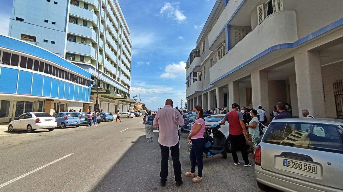 Foto de archivo del 29 de junio de 2021 que muestra decenas de personas en la calles después de un temblor de 5.1 en la escala de Richter, en La Habana, Cuba.