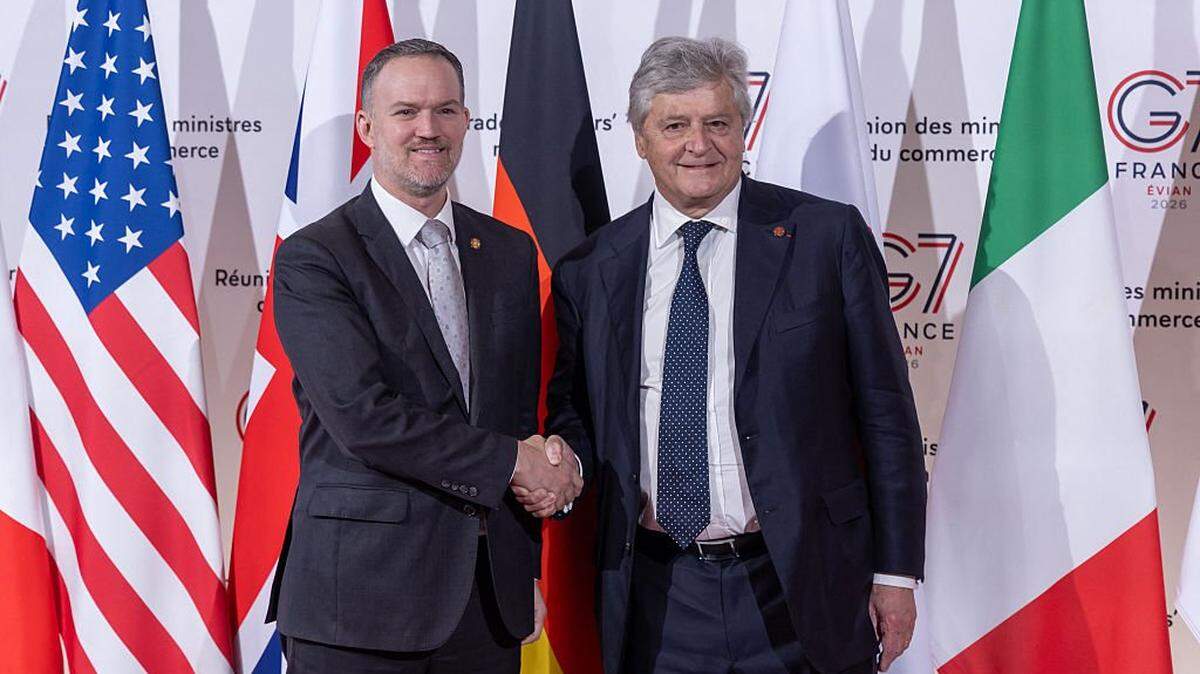 El ministro de Comercio de Francia, Nicolas Forissier (der.), estrecha la mano del Representante Comercial de Estados Unidos, Jamieson Greer, antes de una reunión de los países del G7 en preparación para la cumbre de jefes de Estado y de Gobierno que se celebrará en junio en Evian; en París, el 6 de mayo de 2026.
