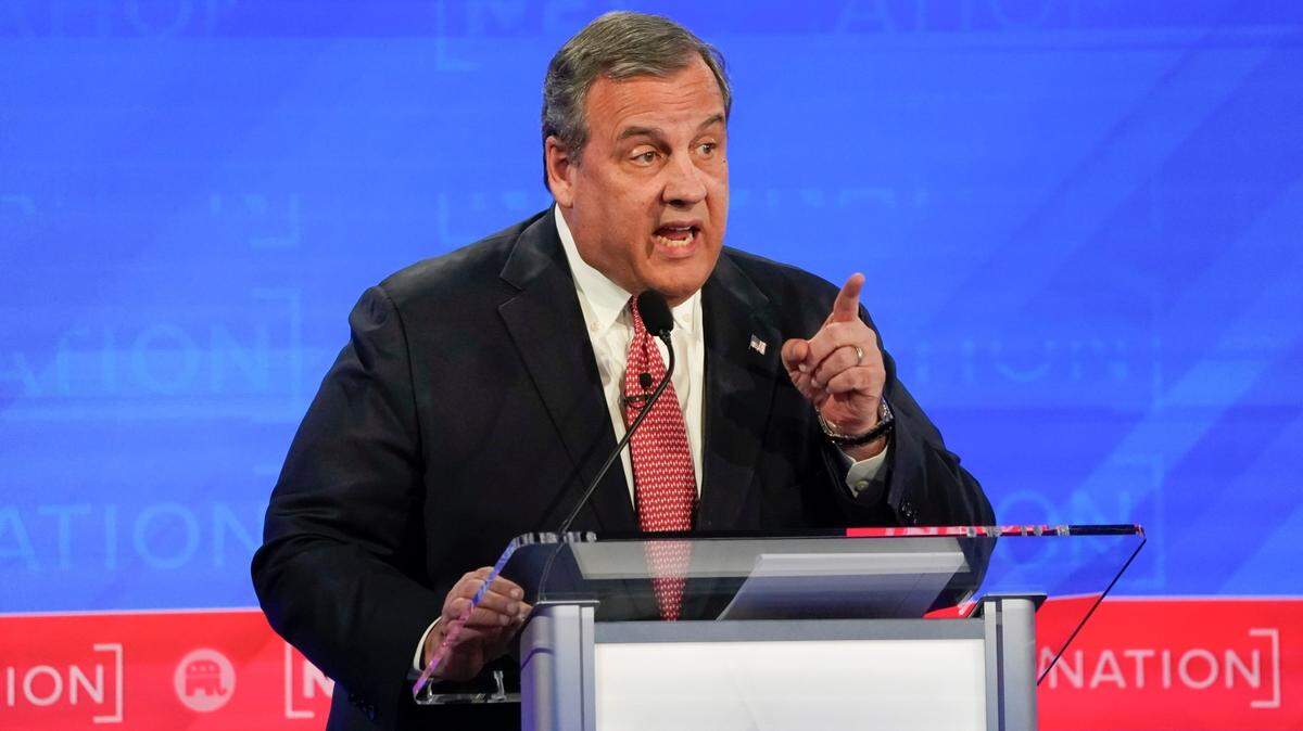 El exgobernador de Nueva Jersey, Chris Christie, participa en el cuarto debate de la primaria presidencial del Partido Republicano, el 6 de diciembre de 2023, en Tuscaloosa, Alabama.