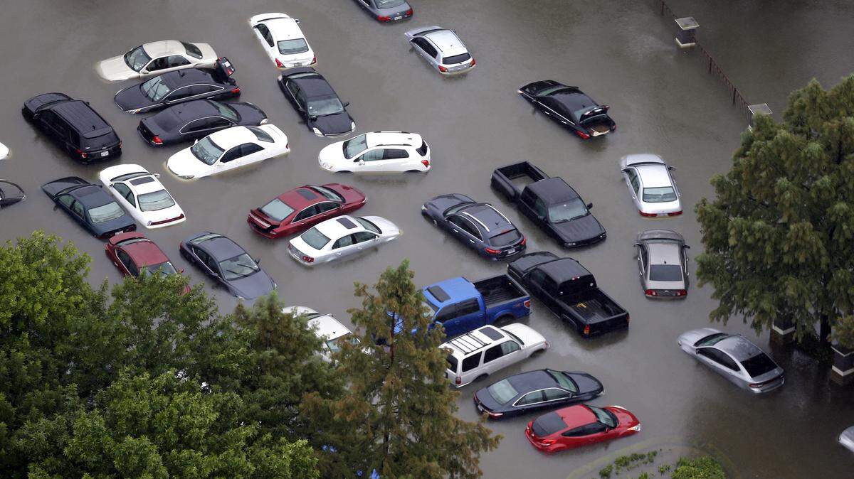 Automóviles afectados por las inundaciones causadas por el huracán Harvey en Texas, en agosto del 2017. Algunos de esos autos están resurgiendo en el mercado de ventas de segunda mano y pueden resultar un peligro para la salud y el bolsillo de los compradores.