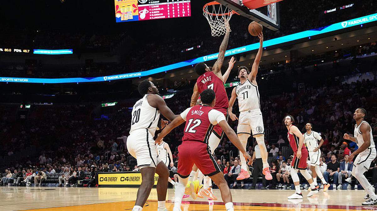 El centro del Heat Kel”el Ware (#7) trata de bloquear un tiro de Ben Saraf, de los Nets de Brooklyn, en el partido de la NBA celebrado el 5 de marzo de 2025 en el Kaseya Center en Miami, Florida. 