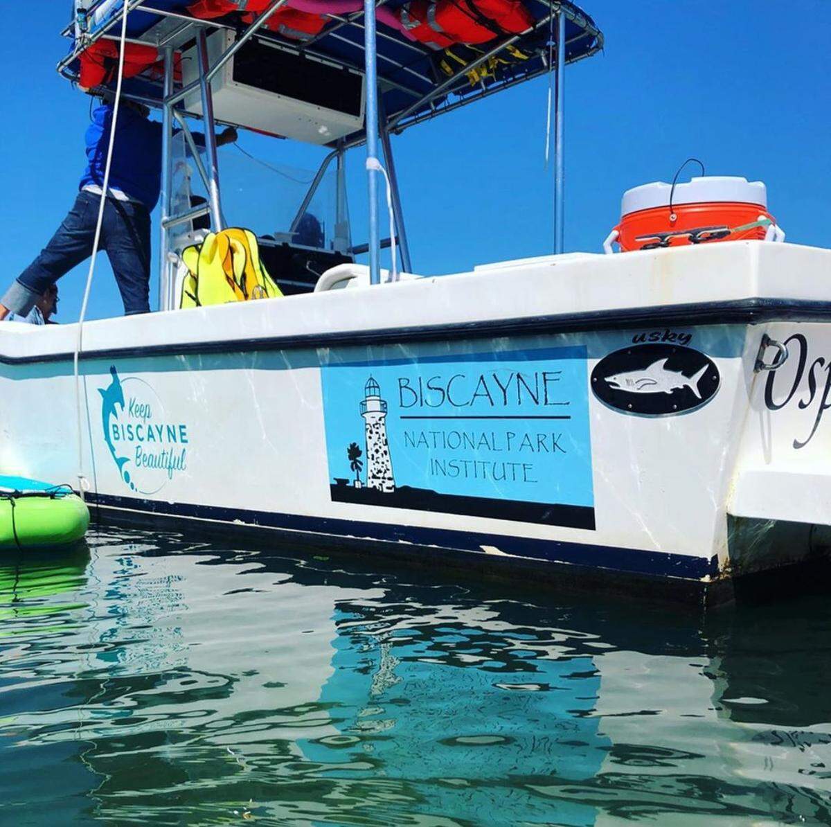 Programa para recorrer en catamarán la Bahía de Biscayne y el Canal de Coral Gables, visitando sitios costeros increíbles mientras sientes la brisa el mar y observas el horizonte de Miami.
