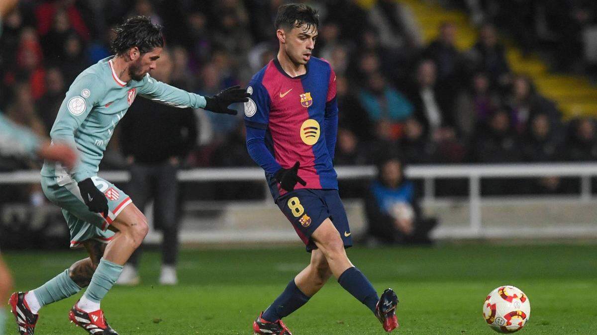 El mediocampista de Barcelona Pedri (der.) anotó un gol ante el Atlético de Madrid, en el partido de ida de las semifinales de la Copa del Rey, celebrado el 25 de febrero de 2025 en Barcelona.