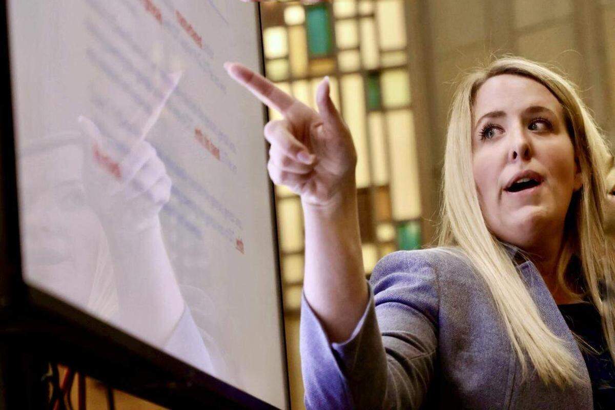 La fiscal estatal adjunta Bronwyn Nayci presenta los argumentos finales durante el juicio por agresión sexual contra el ex agente de policía de Miami-Dade Daniel Ramos Avilés (extremo izquierdo), el miércoles 3 de septiembre de 2025 en Miami, Florida.