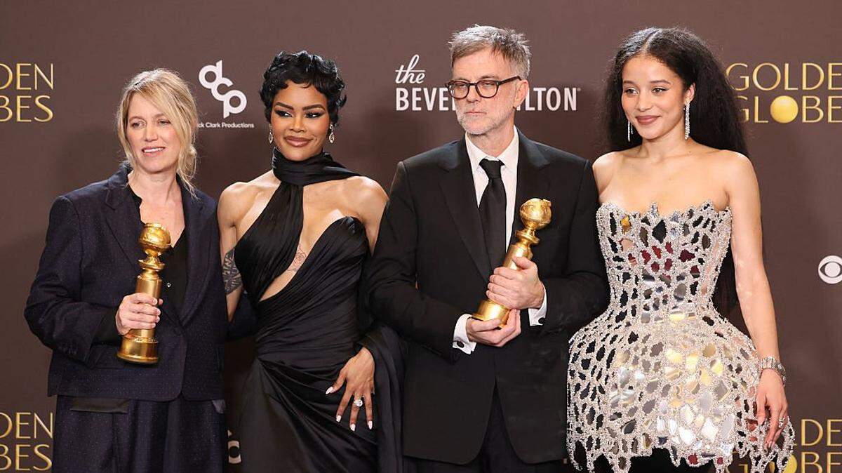 La productora Sara Murphy, la actriz Teyana Taylor, el director Paul Thomas Anderson y la actriz Chase Infiniti (de izq. a der.) posan luego de que la película “Una batalla tras otra” ganara como mejor comedia en la gala de los Globos de Oro, celebrada el 11 de enero de 2026 en Beverly Hills, California. 