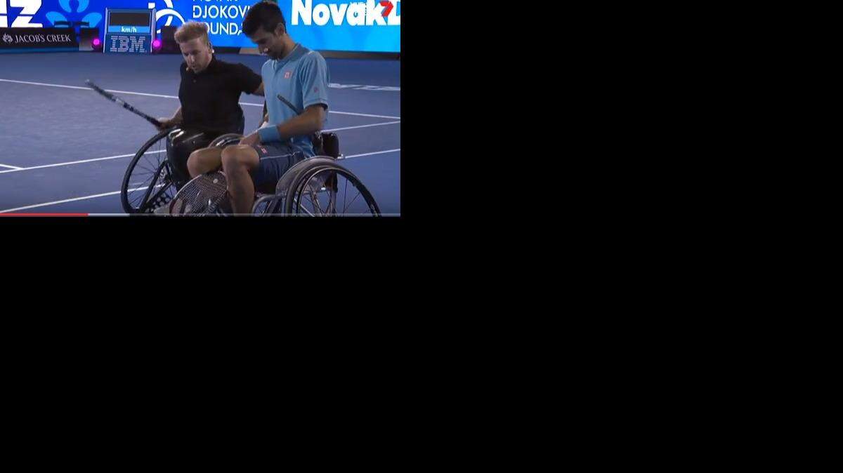 Novak Djokovic (der.) y el campeón olímpico de tenis y básquetbol de silla sobre ruedas Dylan Alcott, en una gala benéfica denominada “Una Noche con Novak’’, el 11 de enero del 2017 en Australia.