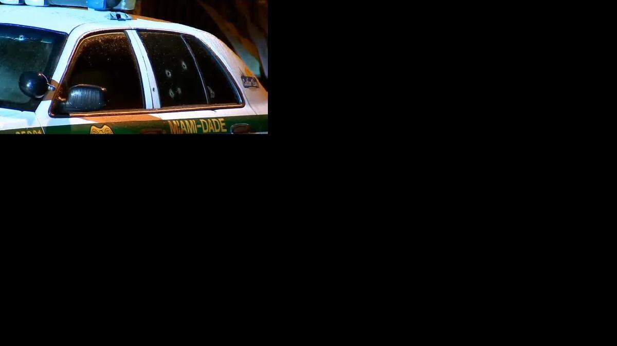 El automóvil tenía insignias de la policía del condado y se utilizaba para evitar delitos y el exceso de velocidad en el área. Fue remolcado en las primeras horas del miércoles. Cortesía CBS4