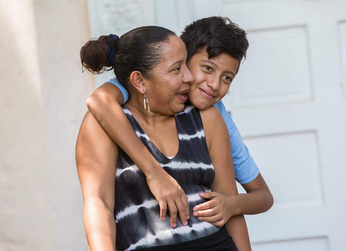 Morena Mendoza y su hijo Antonio, en el patio de la casa donde ahora viven, en uno de los vecindarios más tranquilos de Miami-Dade.
