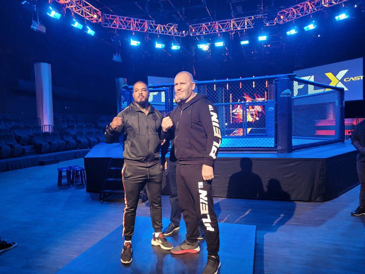 La primera velada de Eagle FC en Miami será protagonizada en una pelea de peso completo entre Tyrone Spong (izq.) y Sergei Kharitonov.
