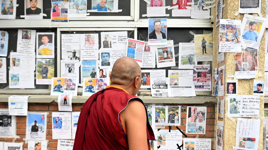 Un muro con fotos de los desaparecidos en Nepal mantiene viva la esperanza tras el deslave