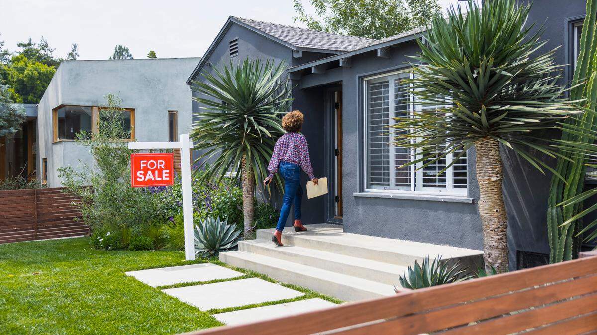Contributor Lew Sichelman writes “both buyers and sellers should take heed. They should choose their agents wisely, paying particular attention to the number of recent sales — key word being ‘recent’ — and the evaluations of previous clients.”