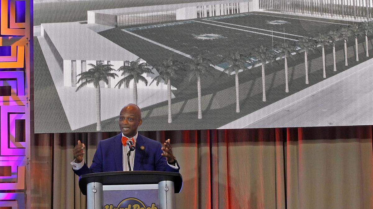 El alcalde de Miami Gardens Oliver G. Gilbert III habla en la conferencia de prensa de los Dolphins, el martes en el Hard Rock Stadium en Miami Gardens, el 7 de agosto de 2018.