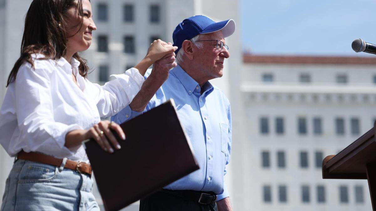 Tres figuras progresistas han emergido con fuerza: el senador Bernie Sanders (der.) y la legisladora Alexandria Ocasio-Cortez (ambos en la foto), que han emprendido una serie de mítines conjuntos; el gobernador de California, Gavin Newsom; y el líder de la minoría en el Senado, Chuck Schumer.