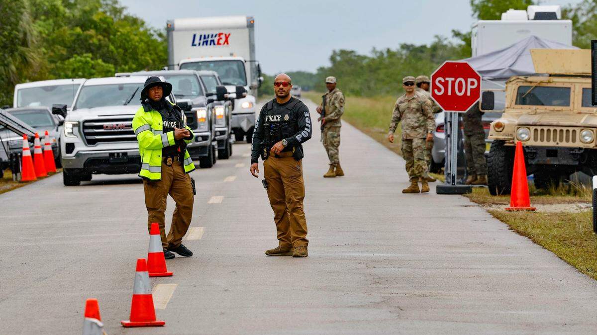 Puesto de control en Alligator Alcatraz, en el que se le negó la entrada a varios representantes estatales de Florida. La instalación se encuentra en los Everglades, Florida, a 58 kilómetros al oeste del distrito comercial central de Miami, en el condado de Collier, Florida. , Florida, el jueves 3 de julio de 2025.
