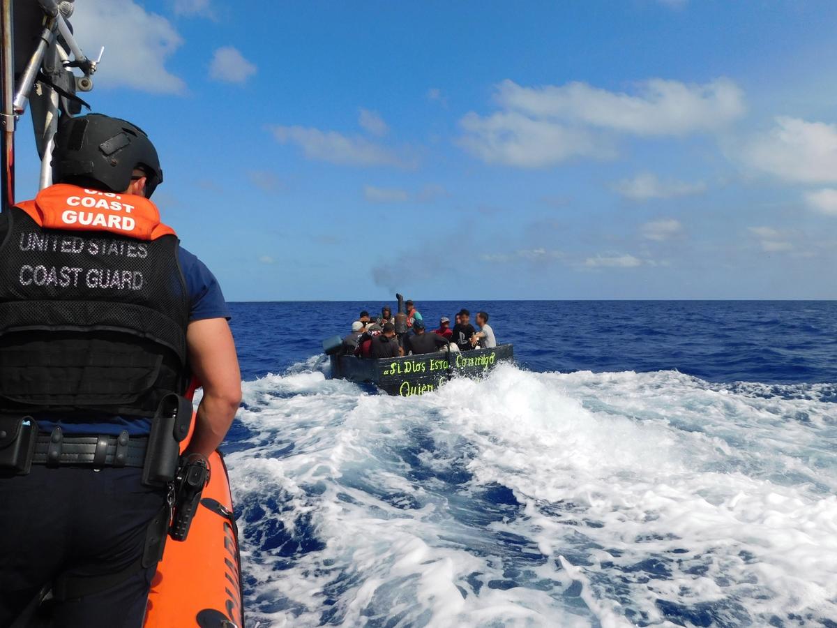 Los guardacostas de EEUU rescataron a 28 migrantes en los Cayos de Florida, transfirieron a otro grupo de 29 a Bahamas e interceptaron a un barco sospechoso de operación de contrabando humano en la costa sureste del estado.