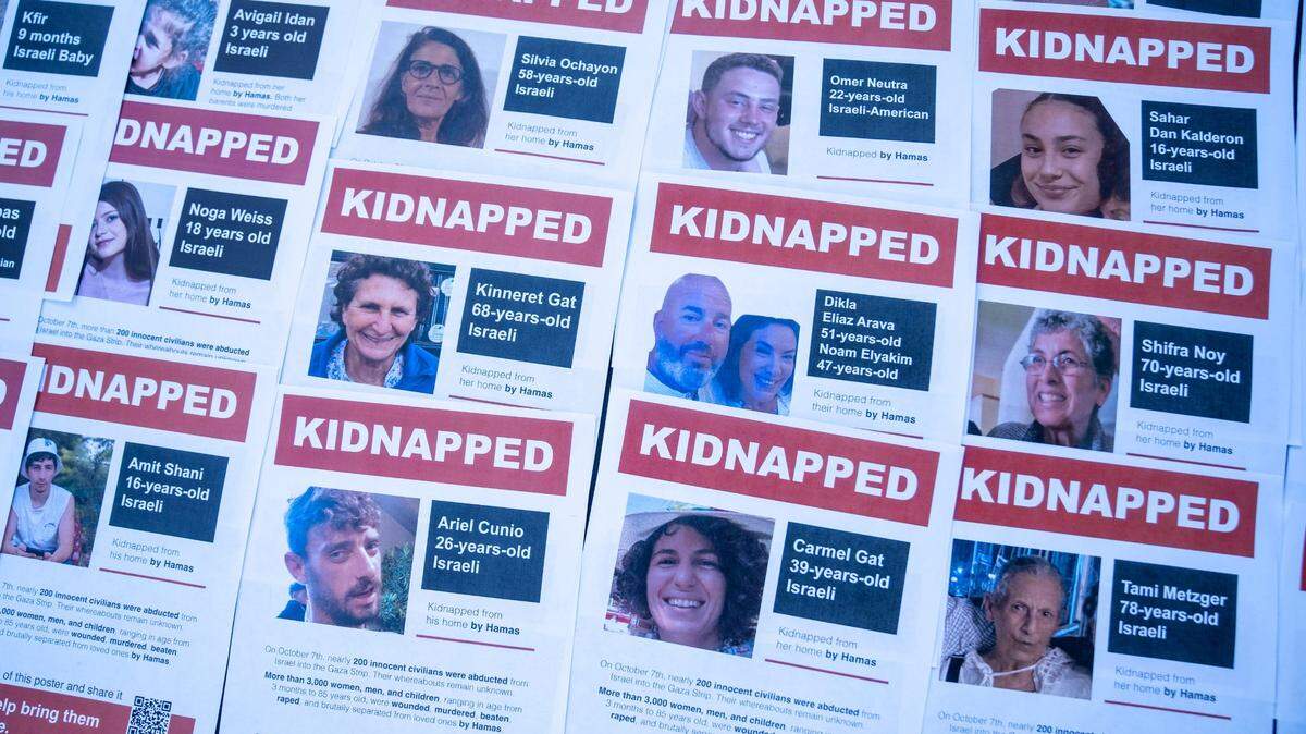 Carteles de las víctimas se exhiben durante un evento proisraelí en honor a los rehenes tomados por Hamas, en el Capitolio estatal en Phoenix el 3 de noviembre de 2023.