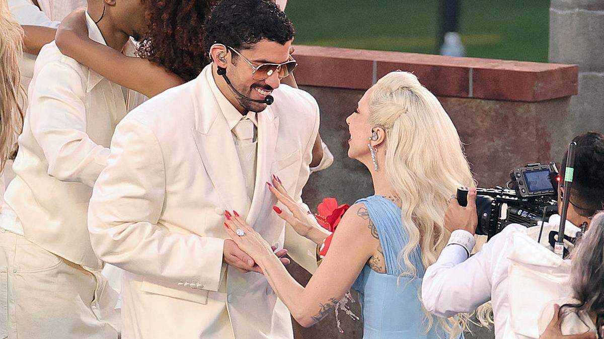 Lddy Gaga baila con Bad Bunny durante el espectáculo del medio tiempo del Super Bowl, en el Levi’s Stadium de Santa Clara, California, el domingo 8 de febrero de 2026.