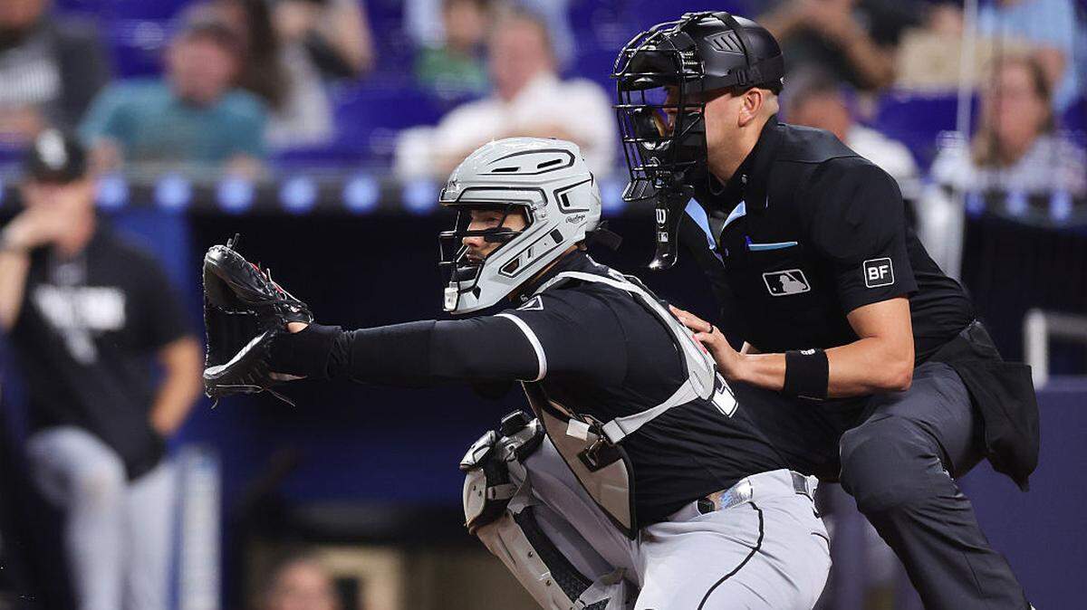El receptor de los Medias Blancas de Chicago Edgar Quero recibe en el primer inning ante los Marlins, en el partido celebrado el 30 de marzo de 2026 en Miami.
