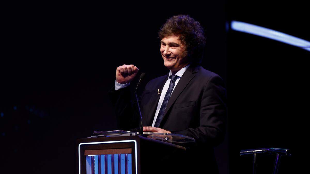 El candidato ultraderechista Javier Milei, quien encabeza los sondeos rumbo a las elecciones presidenciales del 22 de octubre, anunció el domingo que en caso de llegar al poder implementará una serie de medidas económicas para terminar con la pobreza en Argentina y lograr que alcance el nivel de desarrollo de Francia, Alemania o Estados Unidos.