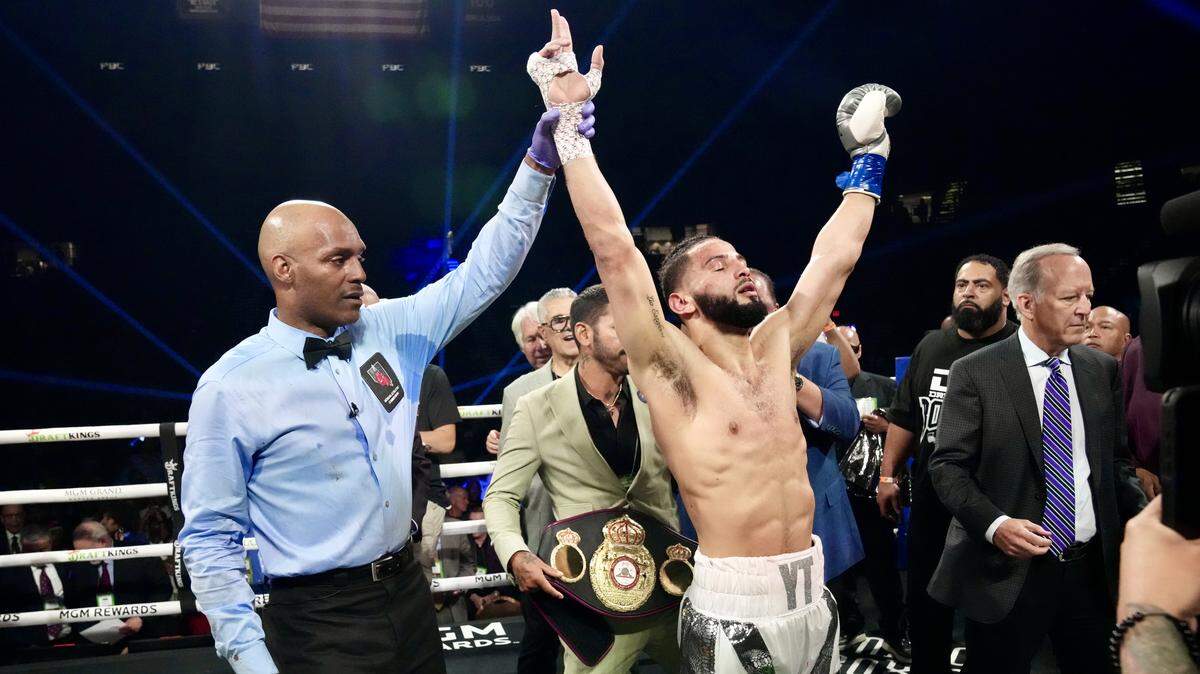 El cubano Yoenis Téllez resistió una fractura nasal en el tercer asalto, decidió continuar y venció a Brian Mendoza por decisión unánime, en la cartelera celebrada el sábado en Las Vegas. 