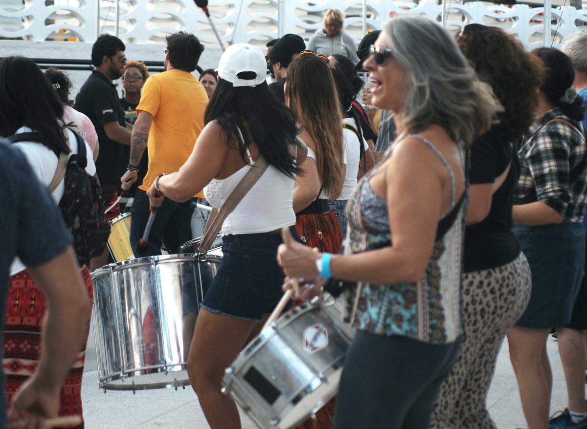 Miamibloco lunes Sambaloween / Carnaval fora de Epoca, el sabor de la percusión afrobrasileña, en Miamibeach Bandshell.