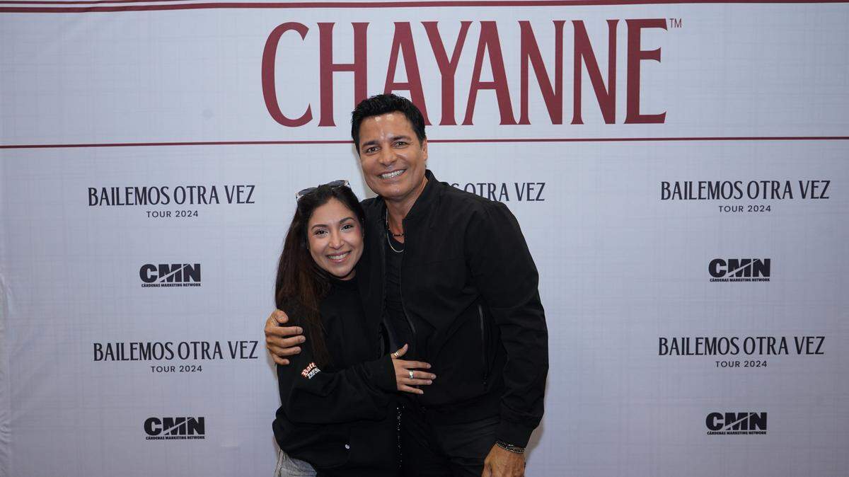 La ejecutiva colombiana Paula León y el artista Chayanne.