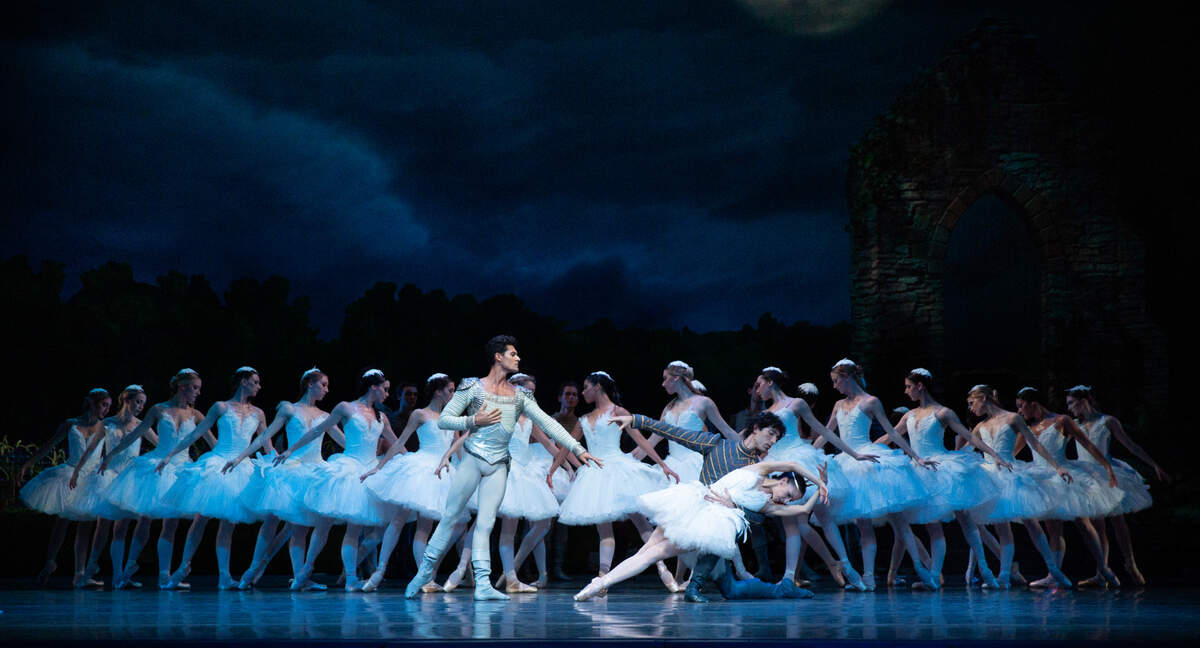 Renán Cerdeiro (Sigfrido), Katia Carranza (Odette) y Damián Zamorano (Benno) en la segunda escena del primer acto de “El Lago de los Cisnes” de Alexei Ratmansky.