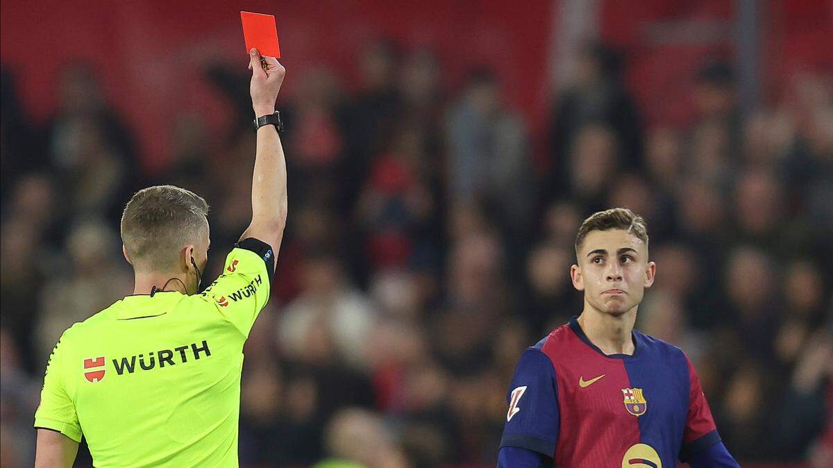 El árbitro muestra la tarjeta roja a Fermín López del FC Barcelona durante el partido de La Liga EA Sports entre el Sevilla FC y el FC Barcelona jugado en el Estadio Ramón Sánchez Pizjuan, el 9 de febrero de 2025, en Sevilla, España.