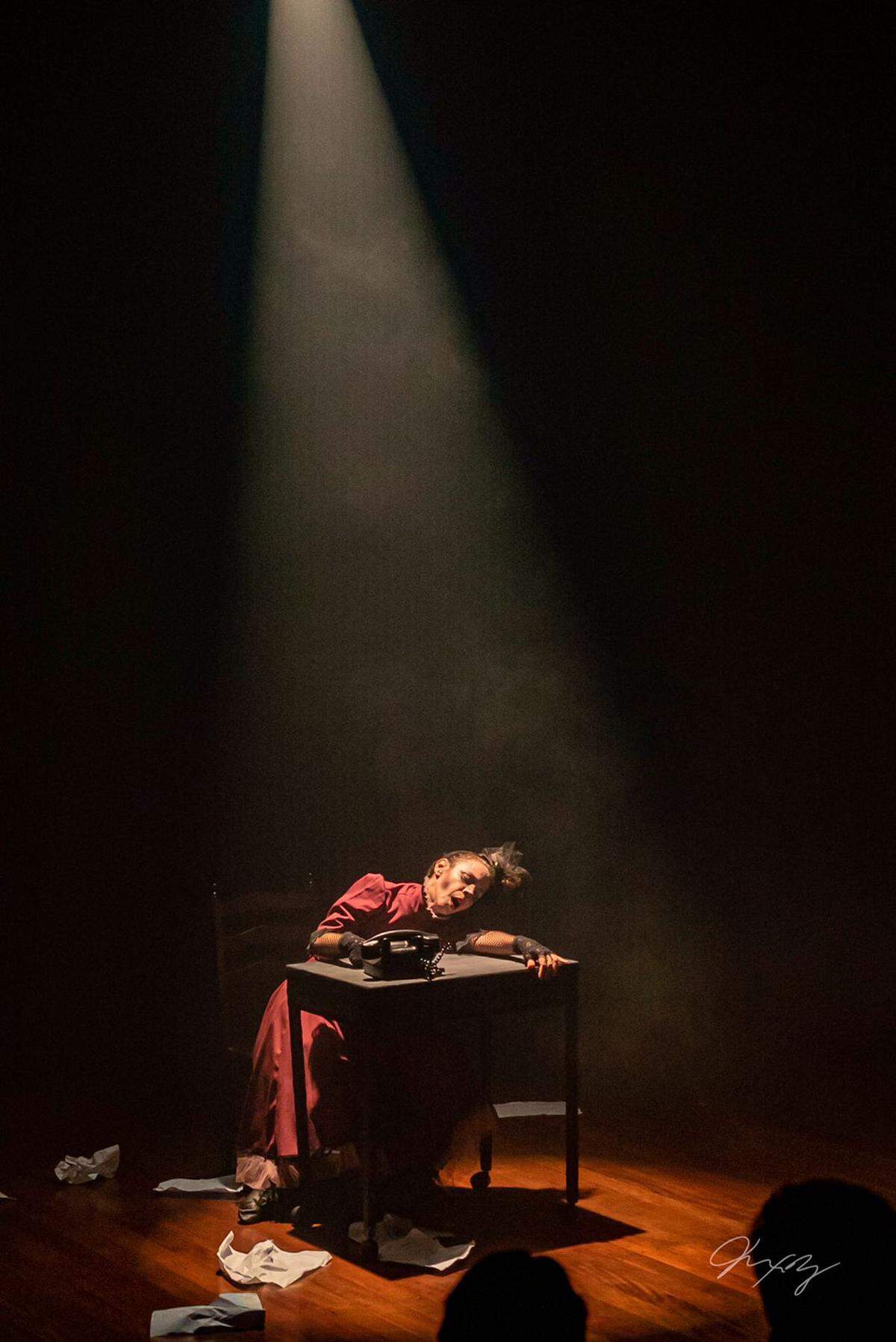 Yanet Gómez encarna a Anastasia en “Bruma”, cuyo director anticipa que “es un poco de comedia y un poco de absurdo; me gusta que la gente se ría de algo que parece absurdo y está sacado de la vida cotidiana”.