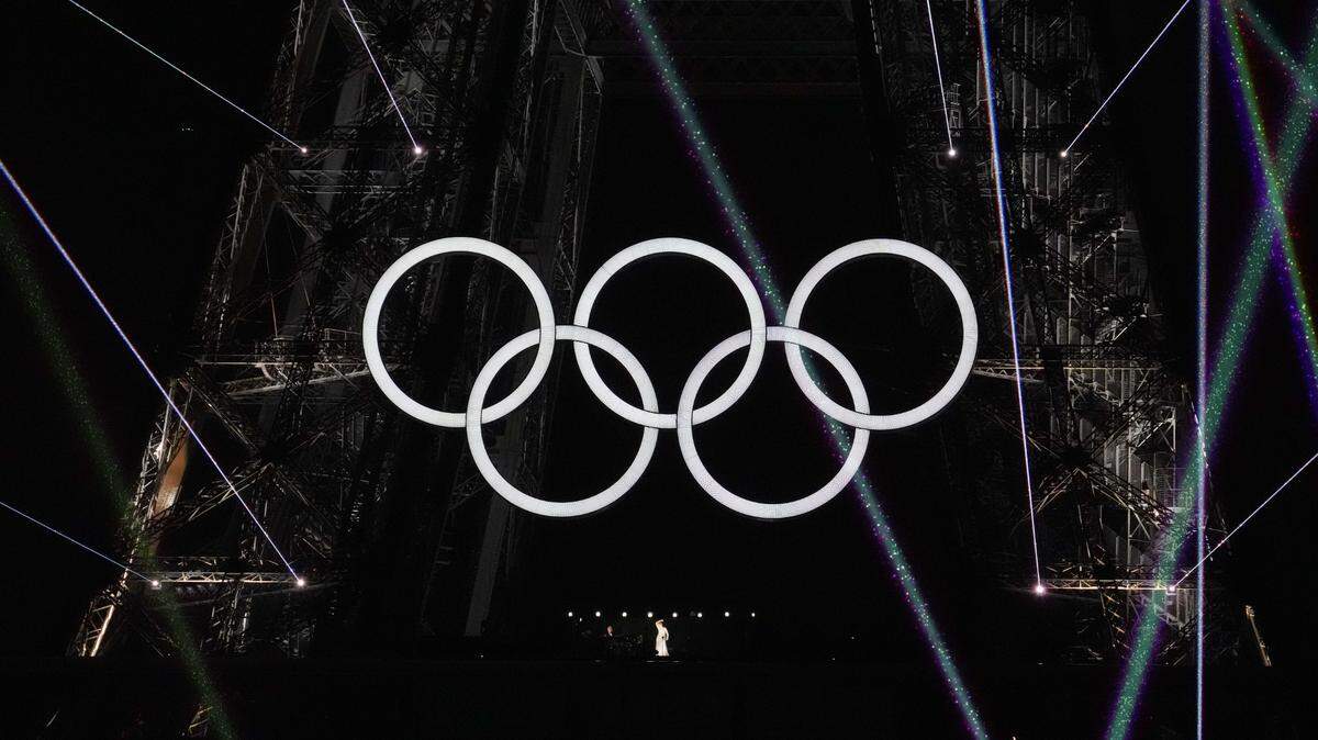 Céline Dion actúa bajo los aros olímpicos durante la ceremonia de apertura de los Juegos Olímpicos de Verano de París 2024 a lo largo del río Sena. el 26 de julio de 2024; en París .