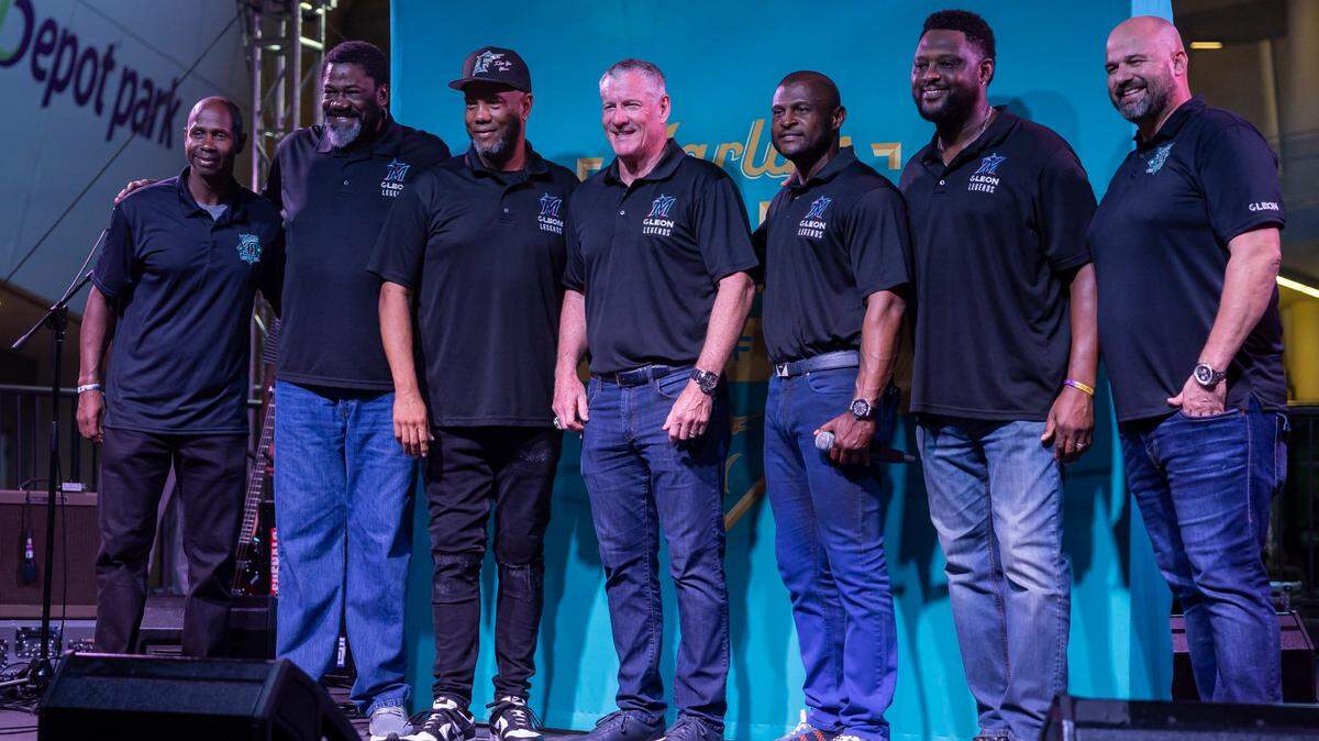 Dos de los nuevos miembros del Salón de la Fama de los Marlins, Jeff Conine y Luis Castillo (centro) junto a figuras grandes como Juan Pierre, Antonio Alfonseca, Liván Hernández, Charles Johnson y Gaby Sánchez (izq. a der.).