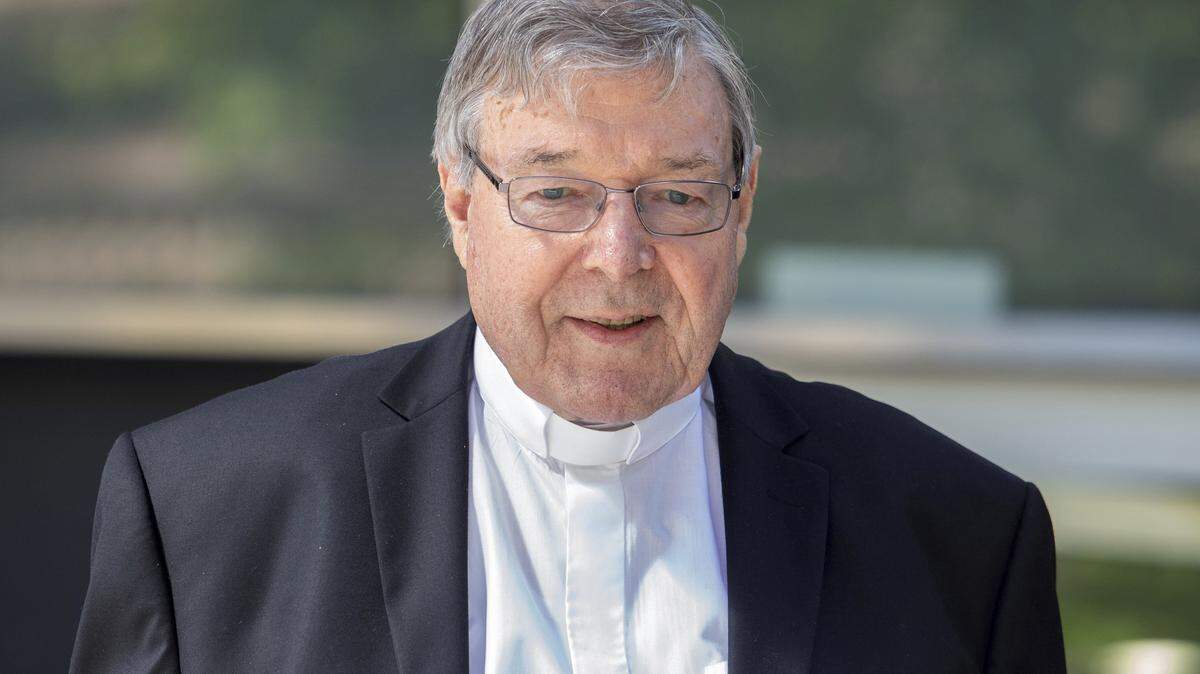 El cardenal George Pell en una foto tomada en diciembre del 2018 al salir de los tribunales en Melbourne, Australia.