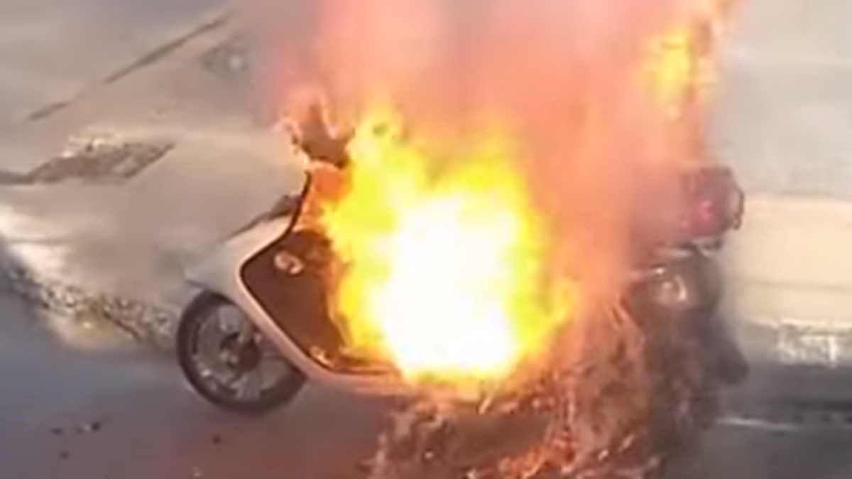 Luego de que un incendio provocado por la explosión de motocicletas eléctricas causara la muerte de una familia, el cuerpo de bomberos de Cuba encendió las alarmas sobre sucesos similares: más de 300 fuegos de estos vehículos en seis meses.