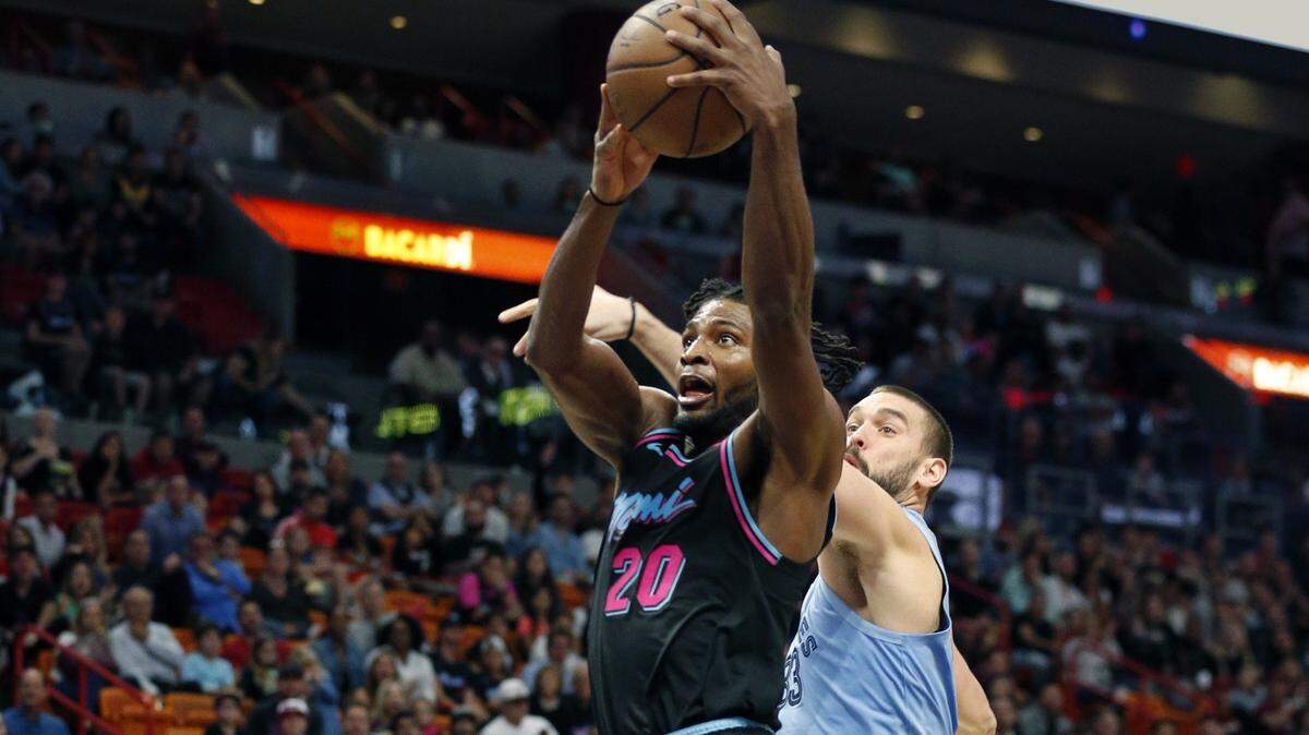 El delantero del Heat Justise Winslow (20) entra al aro pese al esfuerzo del centro de los Grizzlies Marc Gasol (33) este sábado en el American Airlines Arena.