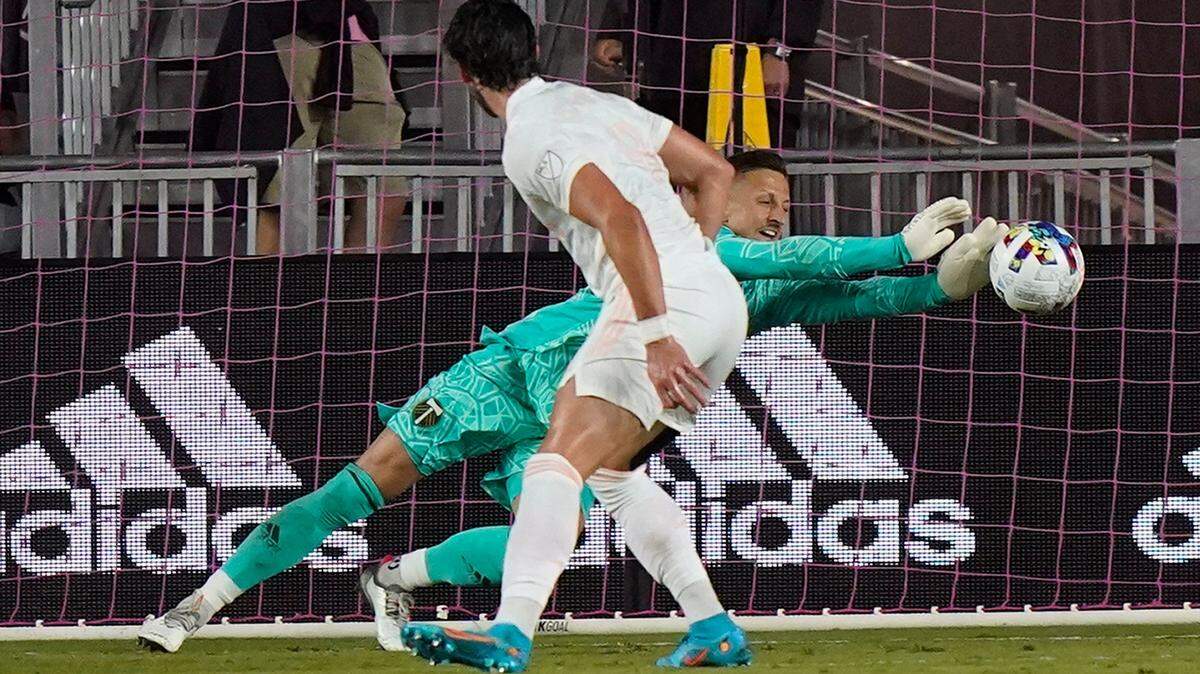 El delantero Leonardo Campana, autor del primer gol del Inter Miami, dispara a puerta ante el portero de los Portland Timbers, Aljaz Ivacic, el sábado 28 de mayo de 2022, el DRV PNK Stadiun en Fort Lauderdale, Florida.
