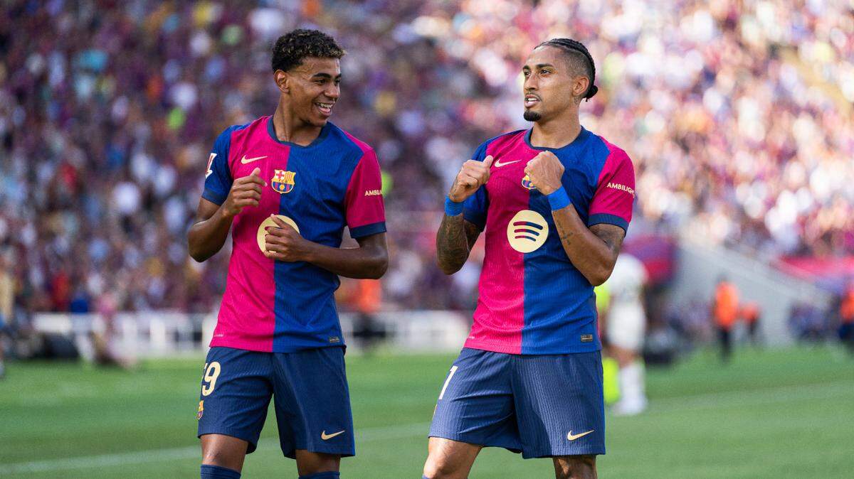 Lamine Yamal (izq.) y Raphinha han sido dos piezas clave en el arranque de Barcelona que es líder en la liga española con un pleno de cuatro victorias.