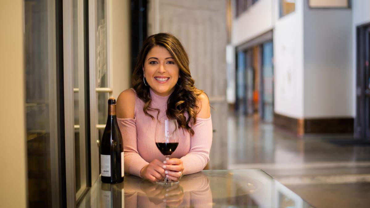 Doreen Colondres recomienda un Pinot Noir, especialmente los de Oregón o un Beaujolais (uva Gamay de Francia). Es ligero y poco tánico.