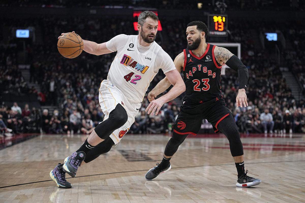 El jugador del Heat Kevin Love (izq.) entra al aron ante la marca de Fred VanVleet, de los Raptors, en el partido celebrado el 28 de marzo de 2023 en Toronto.