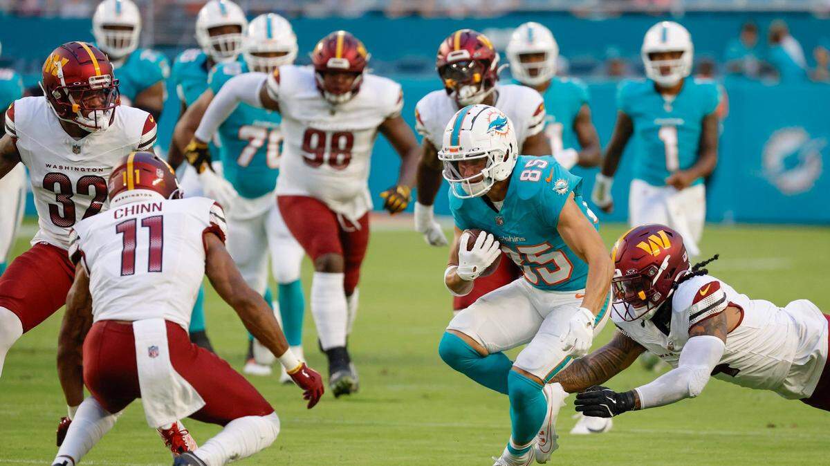 El wide receiver de los Dolphins, River Cracraft (#85), sufrió una lesión en la parte superior de su cuerpo el pasado sábado en el partido de pretemporada contra los Commanders de Washington y se espera que esté fuera un tiempo significativo.