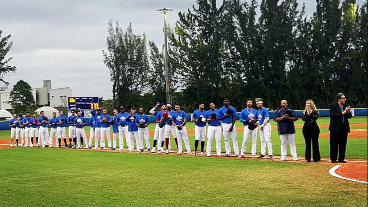 La novena Dream Team de los peloteros de la FEPCUBE durante la presentación para el partido de exhibición contra el equipo del Miami Dade College, el 17 de enero de 2024 en Miami. 