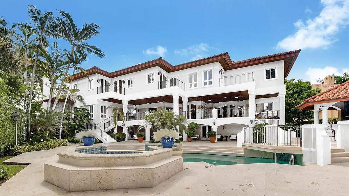 Los empresarios cubanos Angel del Toro y su esposa, Elena del Toro, dueños de la compañía de seguros Del Toro Insurance, compraron una residencia frente al agua en Cocoplum, por $5.7 millones.