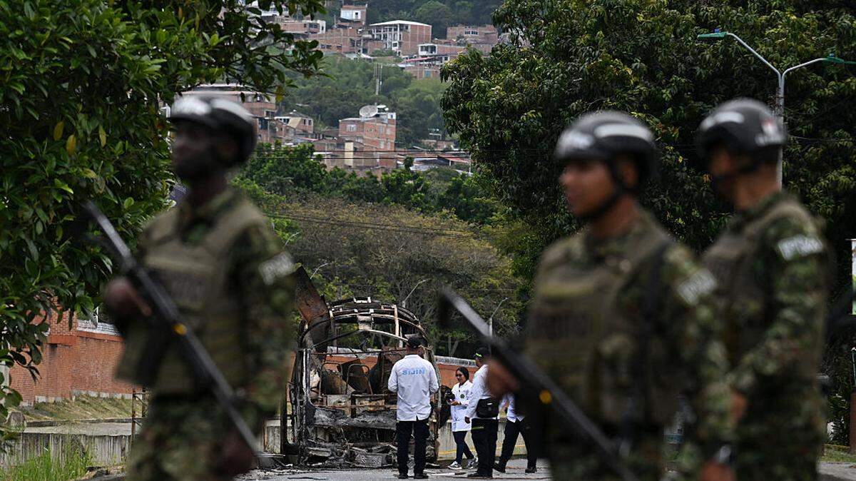 Cuatro personas murieron en una matanza el domingo en la madrugada en Cúcuta, ciudad colombiana fronteriza con Venezuela. En la foto, agentes policiales investigan un autobús destruido por una bomba, cerca de una base militar en Cali, departamento del Valle de Cauca, Colombia, el 24 de abril de 2026.