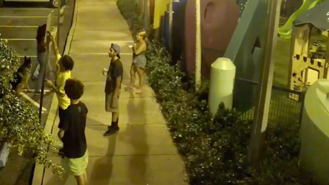 Policía busca a tres jóvenes por robo y daño a propiedad pública en Coral Gables