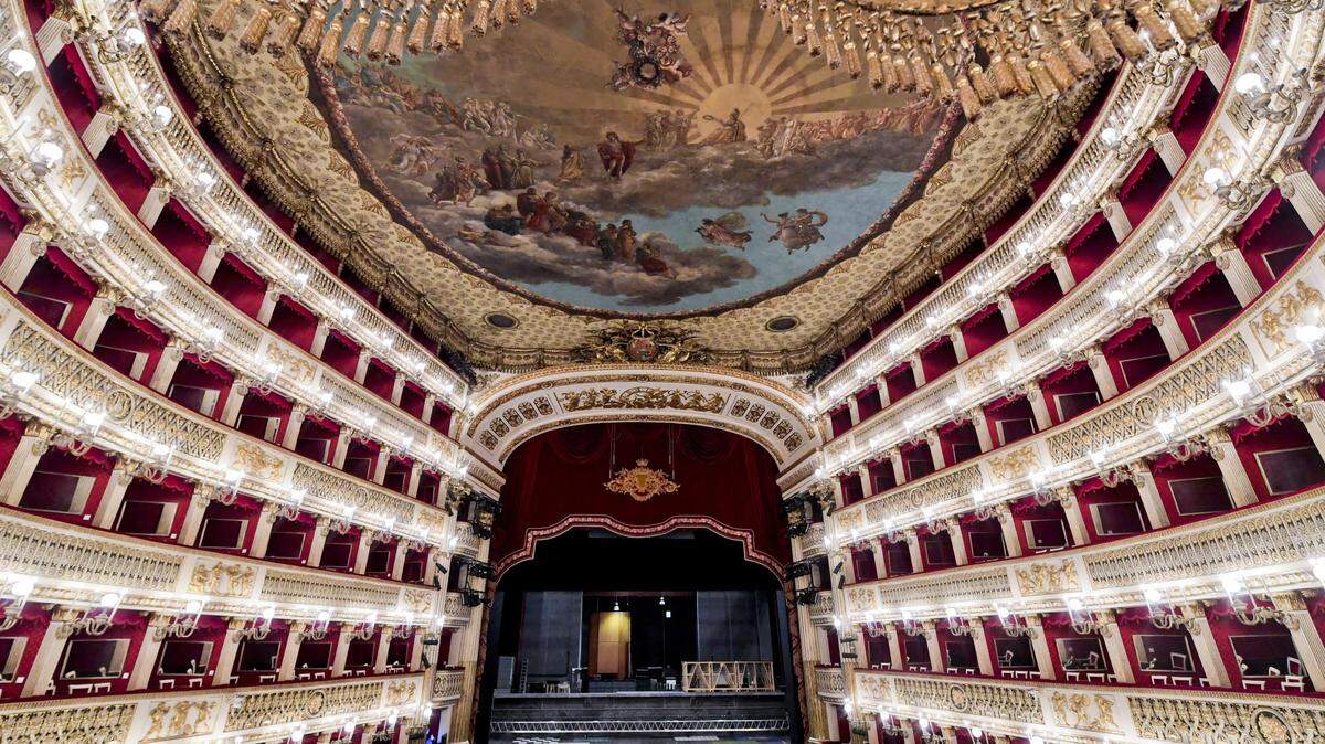 Teatro San Carlo di Nápoles, uno de los más antiguos y quizás el más bello del mundo, que abrió sus puertas en 1737, se levantó por encargo del entonces joven rey Carlos VII de Nápoles, -después Carlos III de España (1759-1788)- durante los 25 años que fue primero rey de Nápoles y de Sicilia.
