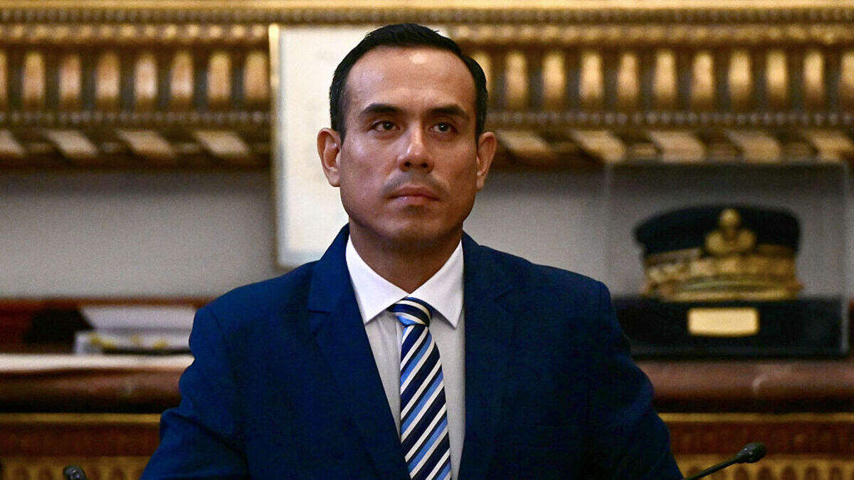 El entonces presidente interino de Perú, José Jeri, asiste a un comité del Congreso para testificar sobre presuntas irregularidades en reuniones con empresarios chinos en el Congreso Nacional, en Lima, el 21 de enero de 2026.