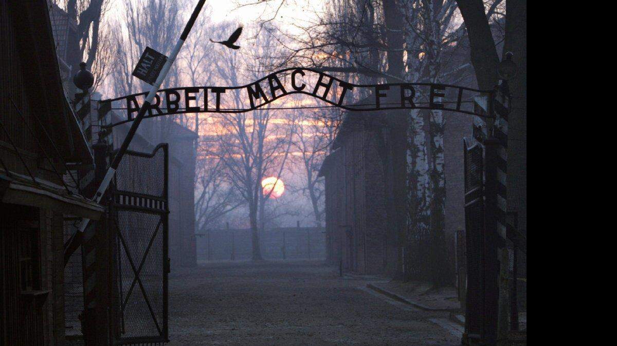 Esta foto tomada el 13 de enero de 2005 muestra la puerta principal de entrada al campo de exterminio nazi de Auschwitz al amanecer. Polonia celebra el 27 de enero, 2015, 70 años desde que el Ejército Rojo soviético liberó Auschwitz, el mayor campo de exterminio alemán, en lo que hoy es el sur de Polonia.