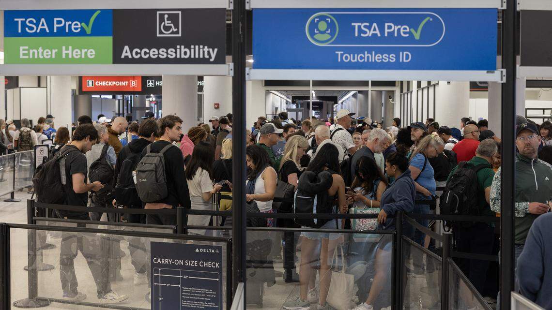 Trump lanza advertencia: ICE podría asumir la seguridad en aeropuertos desde el lunes