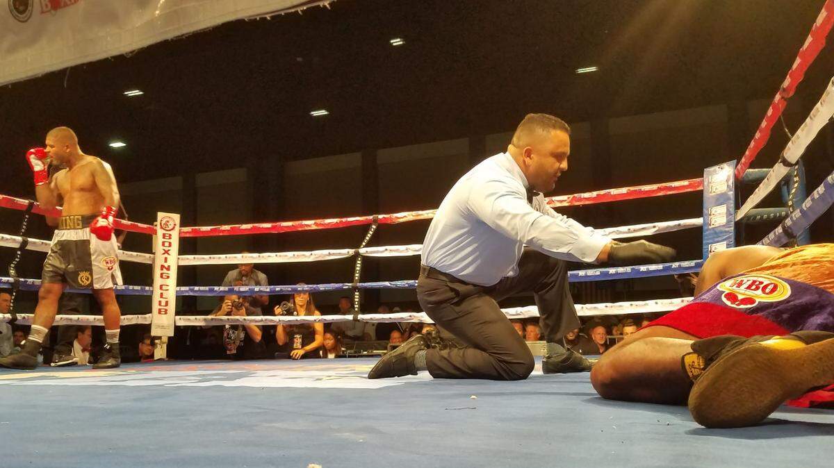SANTANDER SIRGADO yace en la lona tras el nocaut de Tyrone Spong el 31 de agosto del 2018 en West Palm Beach.